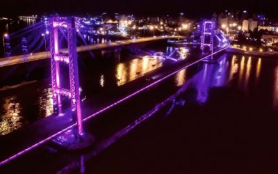 Luces al emblemático puente colgante de Santa Fé