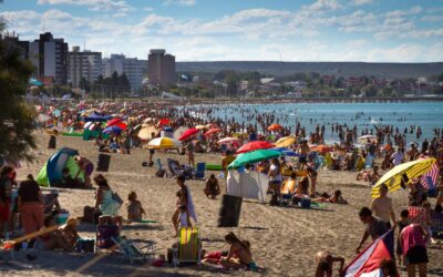 Puerto Madryn: el destino de playa que elijen los patagónicos y que es tendencia por el contacto con la fauna, la naturaleza y la oferta deportiva